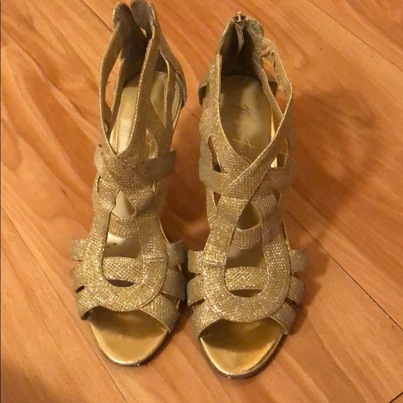 Gold heels - Picture 1 of 3
